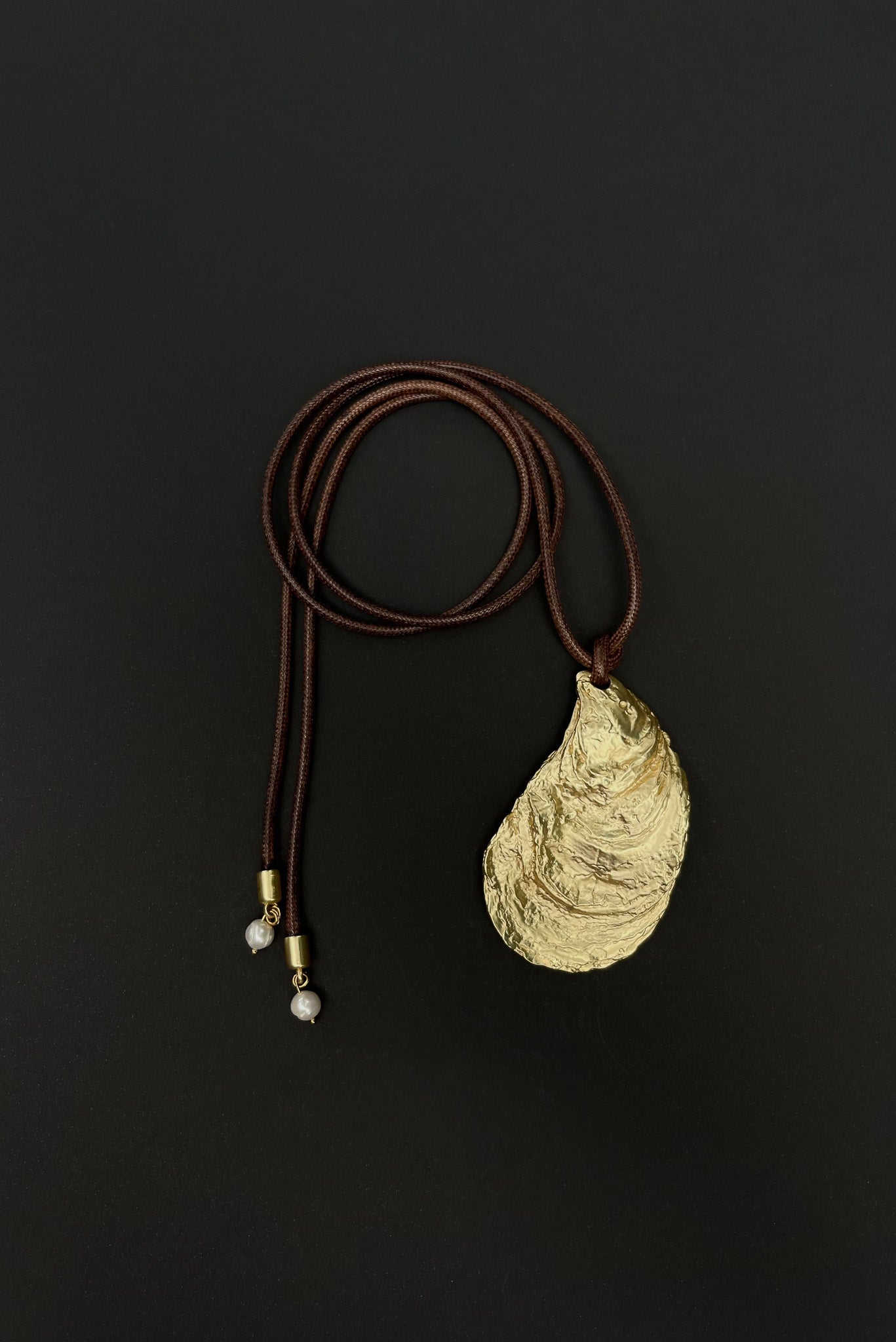 THE GOLD SHELL Cord Necklace