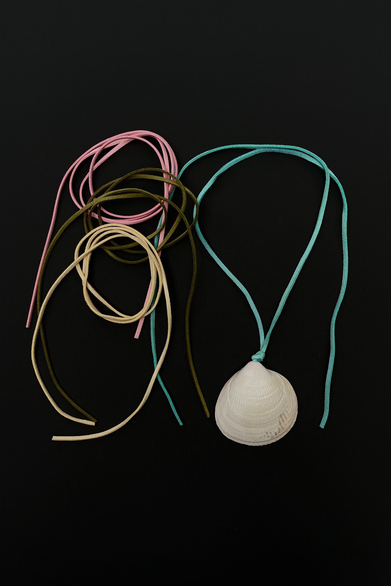 EQUATOR Big Shell Leather Necklace